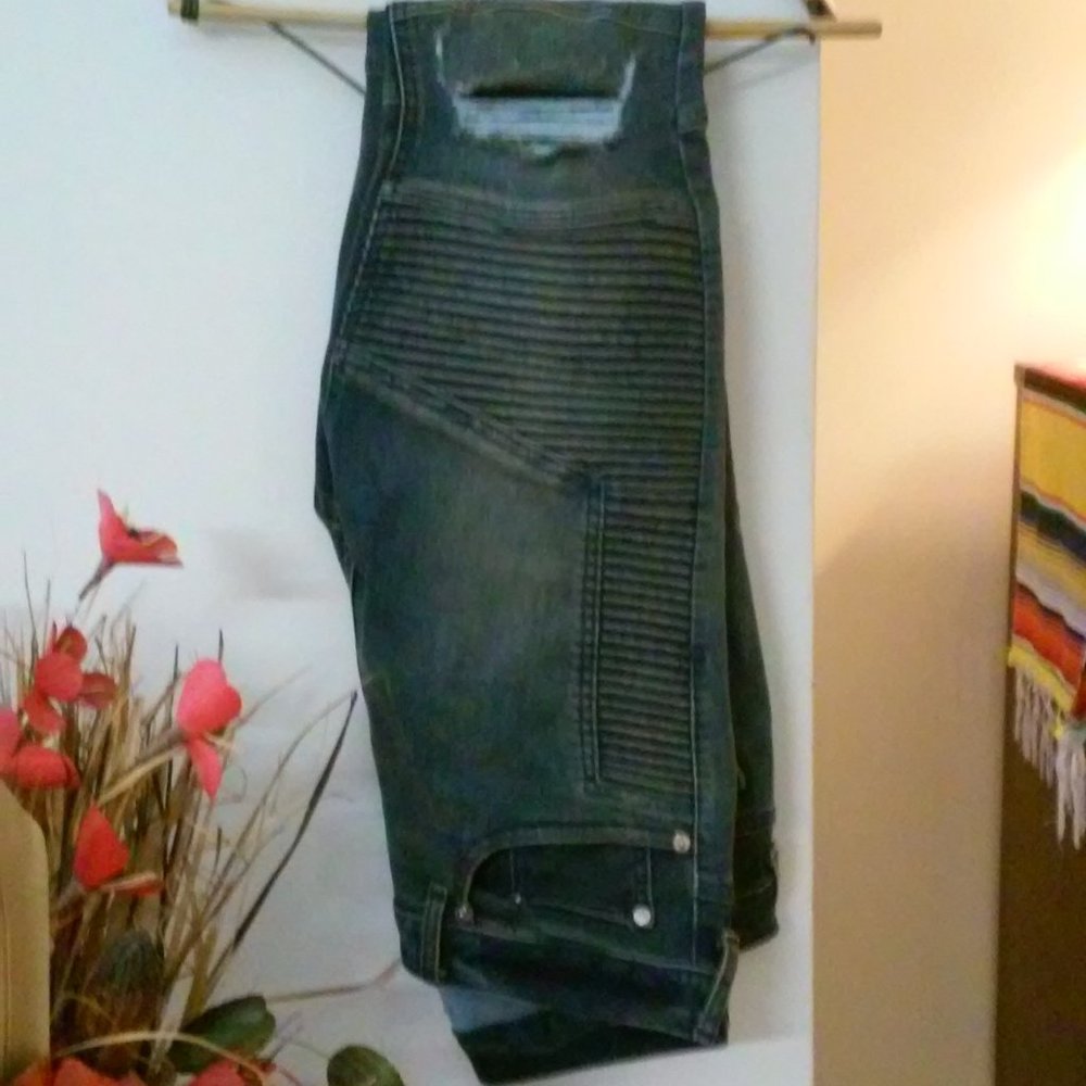 "LIKE NEW" MEN'S PACSUN ACTIVE STRETCH DISTRESSED STACKED SKINNY